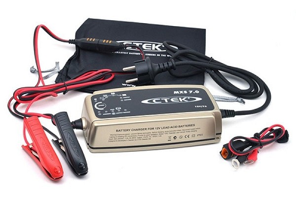 CARICABATTERIE E MANTENITORE DI CARICA AD IMPULSI CTEK MXS7.0